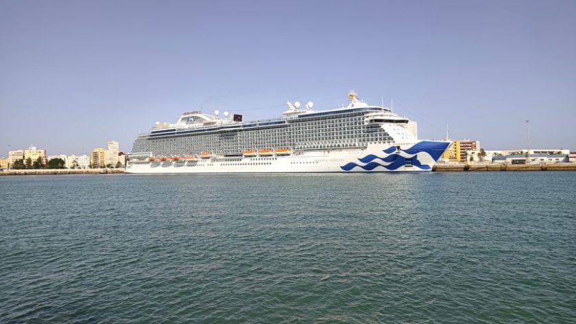 Cruise Vacation Nail Inspo: Colors That Actually Last at Sea